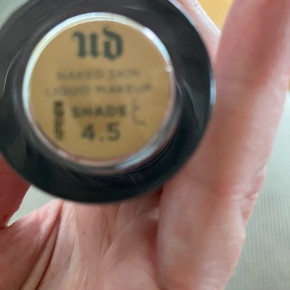 Urban Decay Tan Foundation Liquid Makeup color 4.5 - Picture 2 of 2